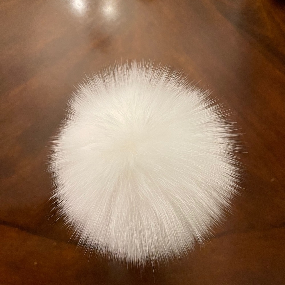 Beautiful winter hat - Picture 3 of 3